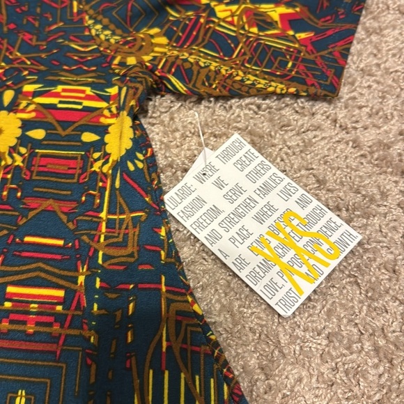 NWT LuLaRoe Perfect Tee flirty side slits & flattering half sleeve Sz XXS - Picture 2 of 6